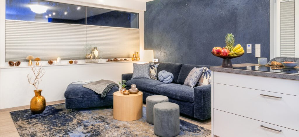 Modernes Wohnzimmer mit Sofa, Teppich und dekorativen Elementen