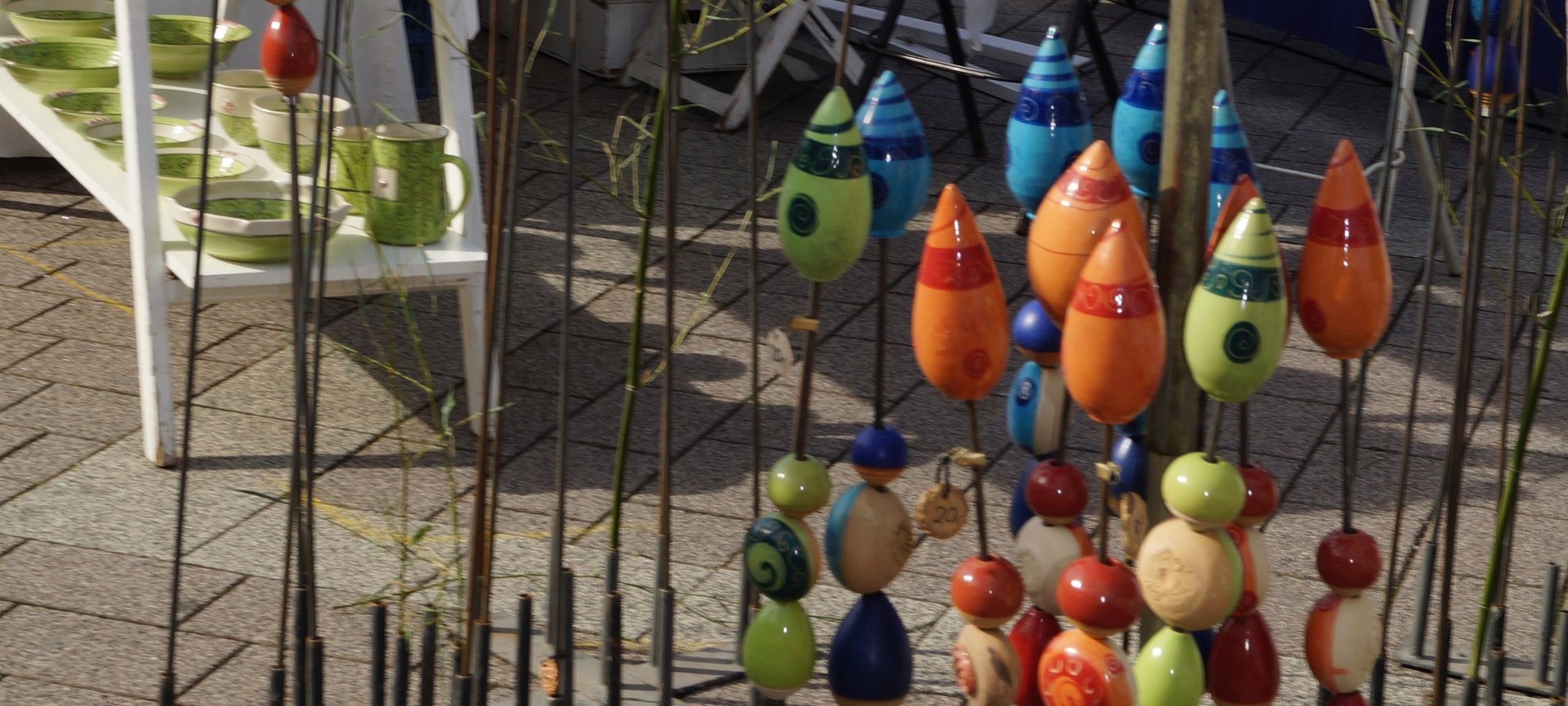 Verschiedene farbige Ornamente und Töpferwaren auf einem Marktstand
