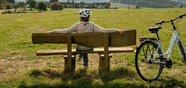 Entspannter Moment in der Natur mit Blick auf die Landschaft