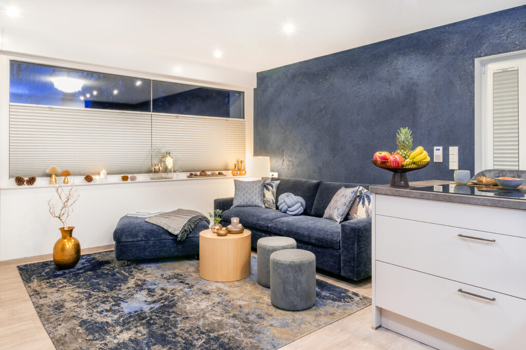 Modernes Wohnzimmer mit Sofa, Teppich und dekorativen Elementen